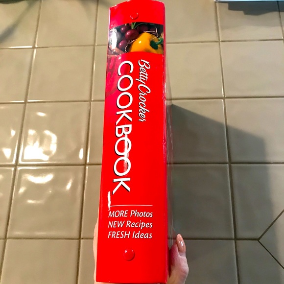 Betty Crocker Binder Hardback Cookbook - Picture 2 of 9